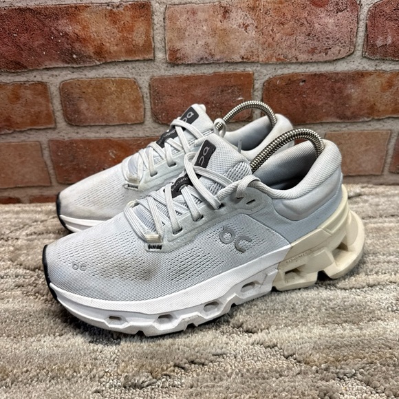 On  Cloudflyer Running Athletic Shoes in Gray and Cream women Sz 6 - Picture 1 of 12